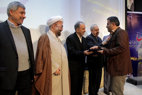 تقدیر وزیرآموزش و پرورش از مدرس پردیس زینبیه پیشوا به عنوان پژوهشگر برترکشور