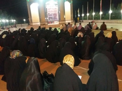 شرکت در مراسم معنوی دعای کمیل