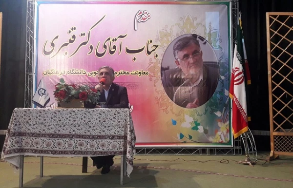 افتخار حضور جناب آقای دکتر قنبری در بین دانشجویان پردیس زینبیه