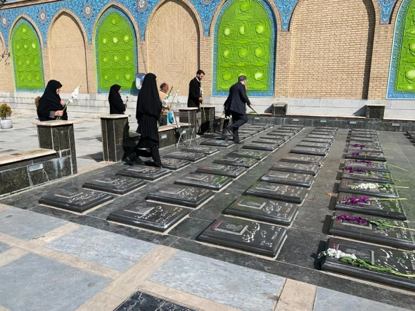 گلباران مزار شهدا به مناسبت دهه فجر انقلاب اسلامی ایران