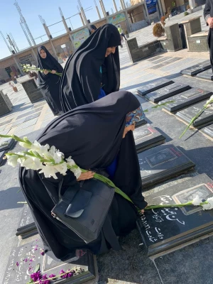 گلباران مزار شهدا به مناسبت دهه فجر انقلاب اسلامی ایران