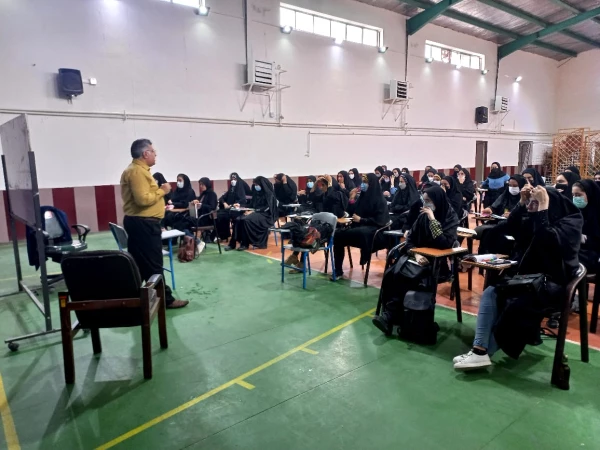 حضور دانشجویان در کلاس های درس زینبیه