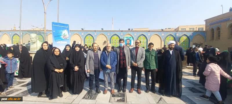 حضور پرشور مسئولان، استادان، کارمندان و دانشجویان پردیس زینبیه در راهپیمایی یوم الله ۲۲ بهمن ماه ۱۴۰۳ 3