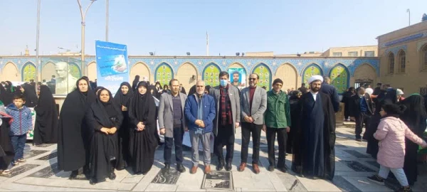 حضور پرشور مسئولان، استادان، کارمندان و دانشجویان پردیس زینبیه در راهپیمایی یوم الله ۲۲ بهمن ماه ۱۴۰۳ 3