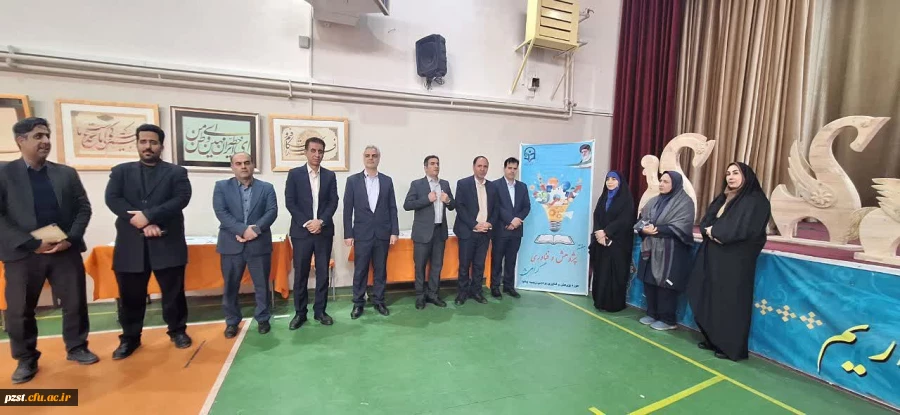 بازدید مسئولین از  نمایشگاه آثار پژوهشی، هنری و دست سازه های خلاقانه و اندیشه محور استادان و دانشجویان 2