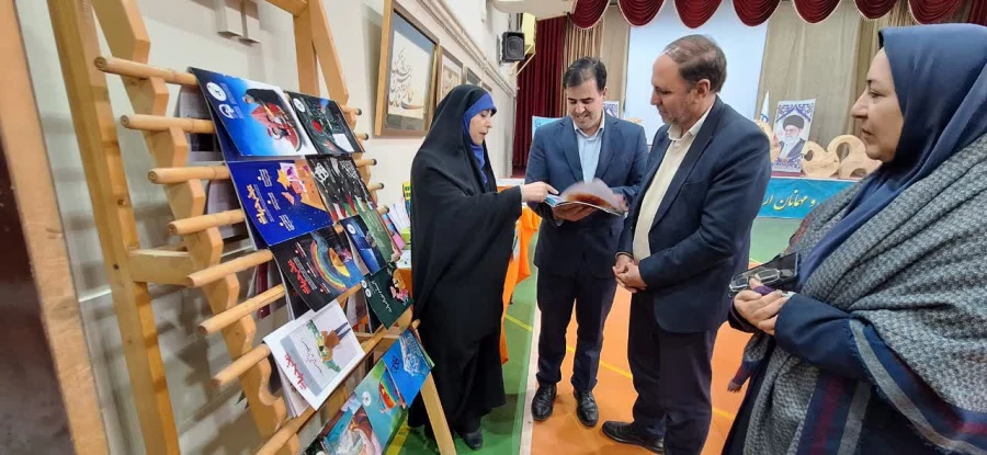 بازدید مسئولین از  نمایشگاه آثار پژوهشی، هنری و دست سازه های خلاقانه و اندیشه محور استادان و دانشجویان 3