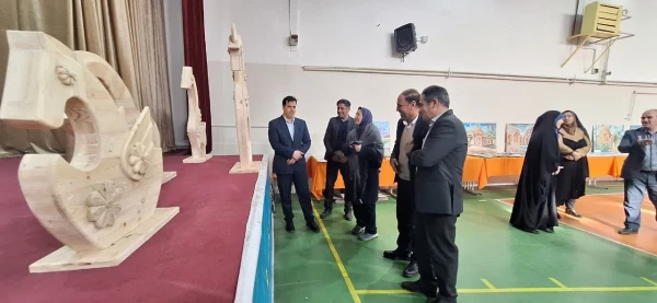 بازدید مسئولین از  نمایشگاه آثار پژوهشی، هنری و دست سازه های خلاقانه و اندیشه محور استادان و دانشجویان 4