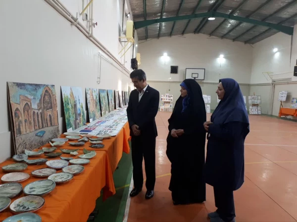 بازدید مسئولین از  نمایشگاه آثار پژوهشی، هنری و دست سازه های خلاقانه و اندیشه محور استادان و دانشجویان 5