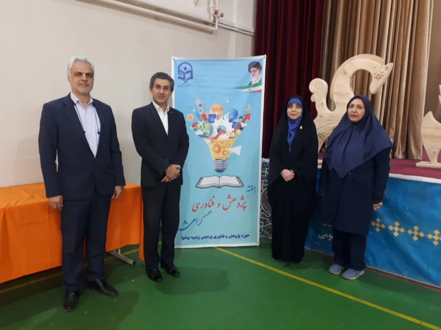 بازدید مسئولین از  نمایشگاه آثار پژوهشی، هنری و دست سازه های خلاقانه و اندیشه محور استادان و دانشجویان 6