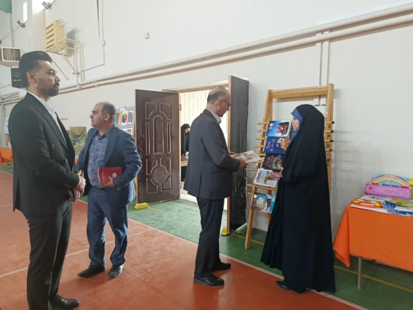 بازدید مسئولین از  نمایشگاه آثار پژوهشی، هنری و دست سازه های خلاقانه و اندیشه محور استادان و دانشجویان 7