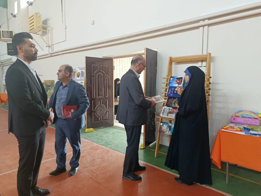بازدید مسئولین از  نمایشگاه آثار پژوهشی، هنری و دست سازه های خلاقانه و اندیشه محور استادان و دانشجویان 7