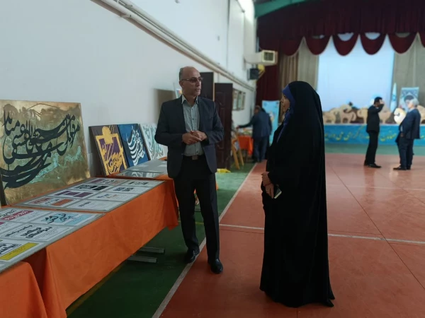 بازدید مسئولین از  نمایشگاه آثار پژوهشی، هنری و دست سازه های خلاقانه و اندیشه محور استادان و دانشجویان 8