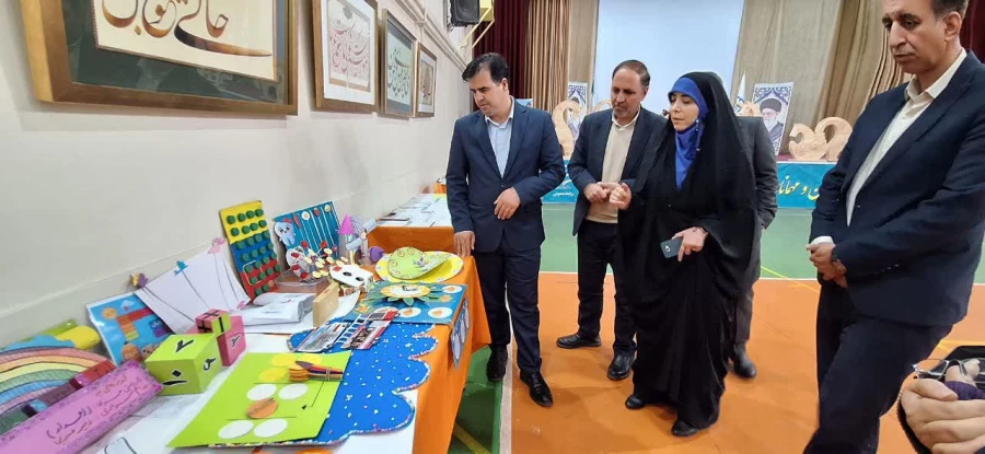 بازدید مسئولین از  نمایشگاه آثار پژوهشی، هنری و دست سازه های خلاقانه و اندیشه محور استادان و دانشجویان 9