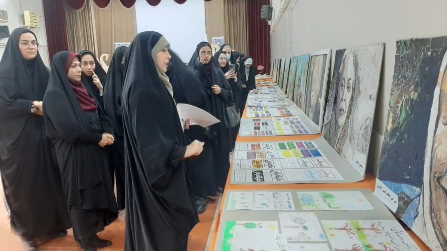 بازدید مسئولین از  نمایشگاه آثار پژوهشی، هنری و دست سازه های خلاقانه و اندیشه محور استادان و دانشجویان 10