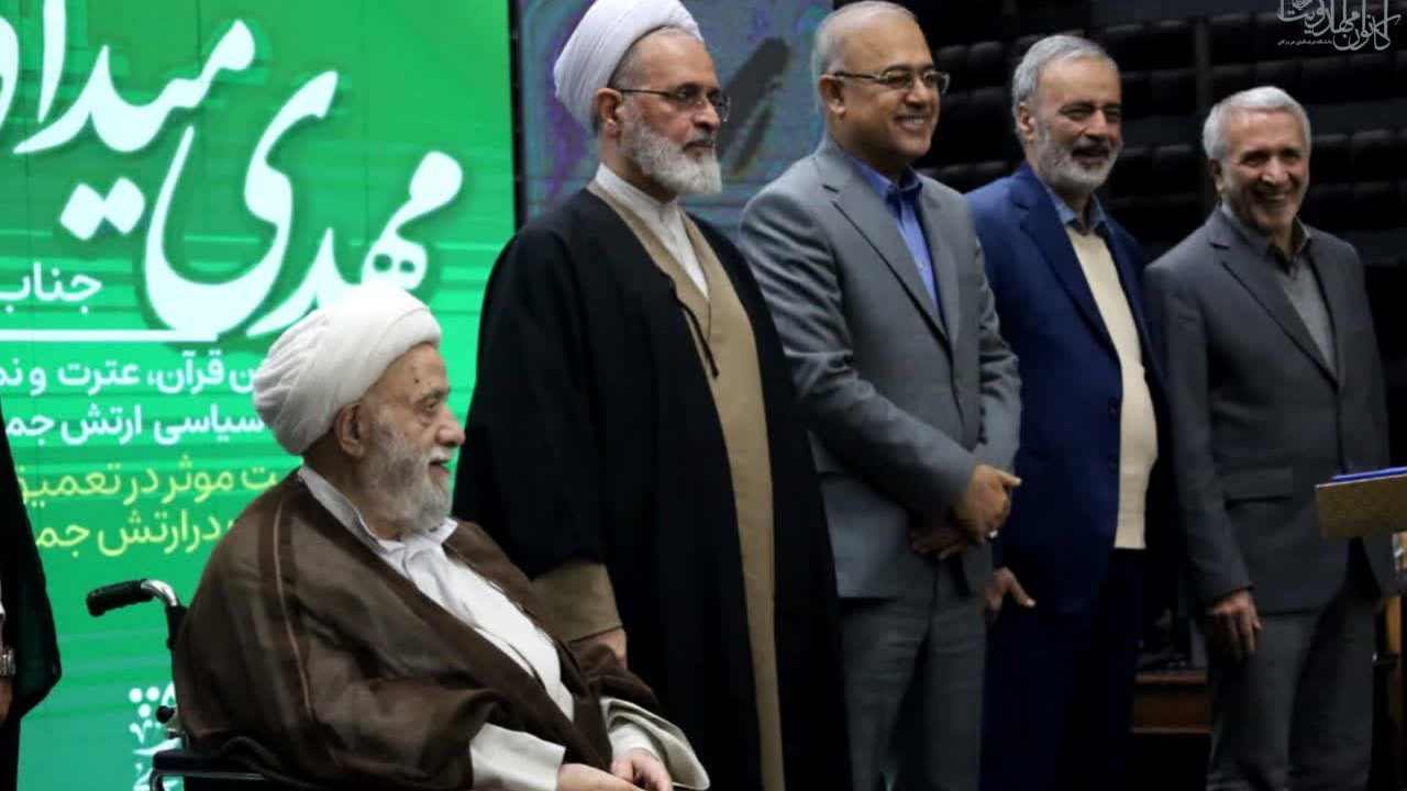 تقدیر از رئیس دانشگاه فرهنگیان به منظور پاسداشت گسترش فرهنگ مهدویت در دانشگاه فرهنگیان